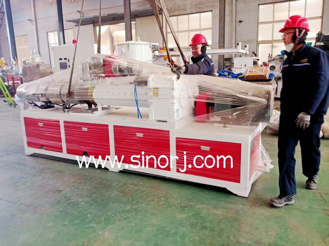 四條pvc墻板生產線裝柜發貨東南亞